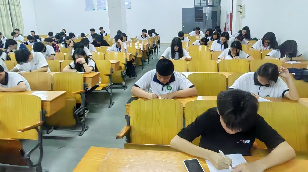 职业规划卷起来了！高新新生开局就放大招